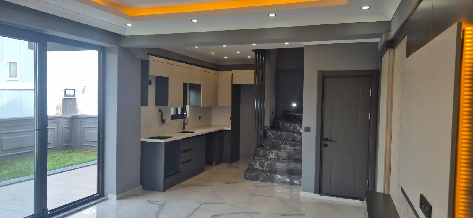 Denize 100m Mesafede, 4+1 Lüks Villa – Ana Yola Cephe