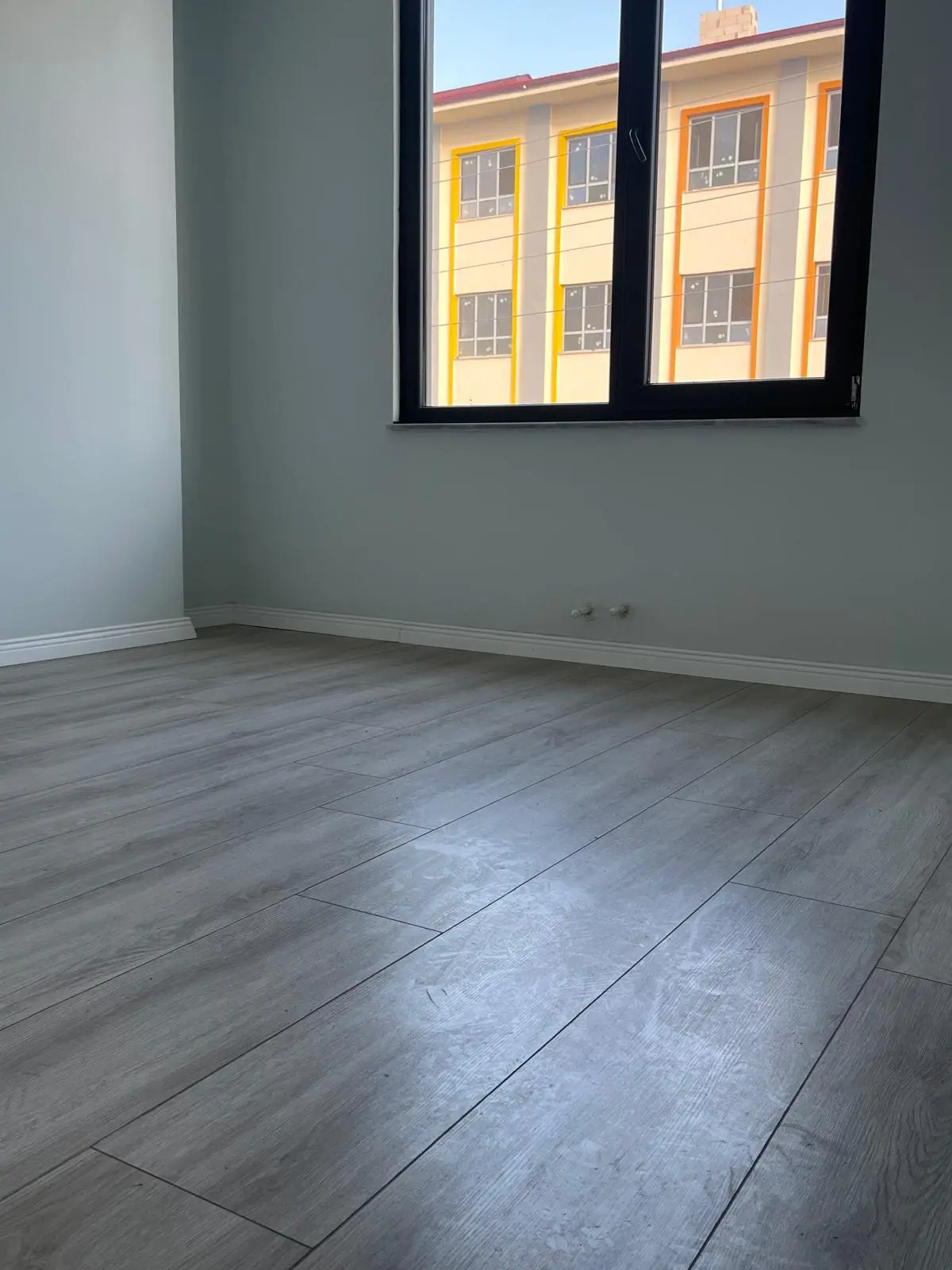 Okul ve Markete Komşu, Denize Yakın, Peyzajlı Köşe Parsel 3+1 Villa