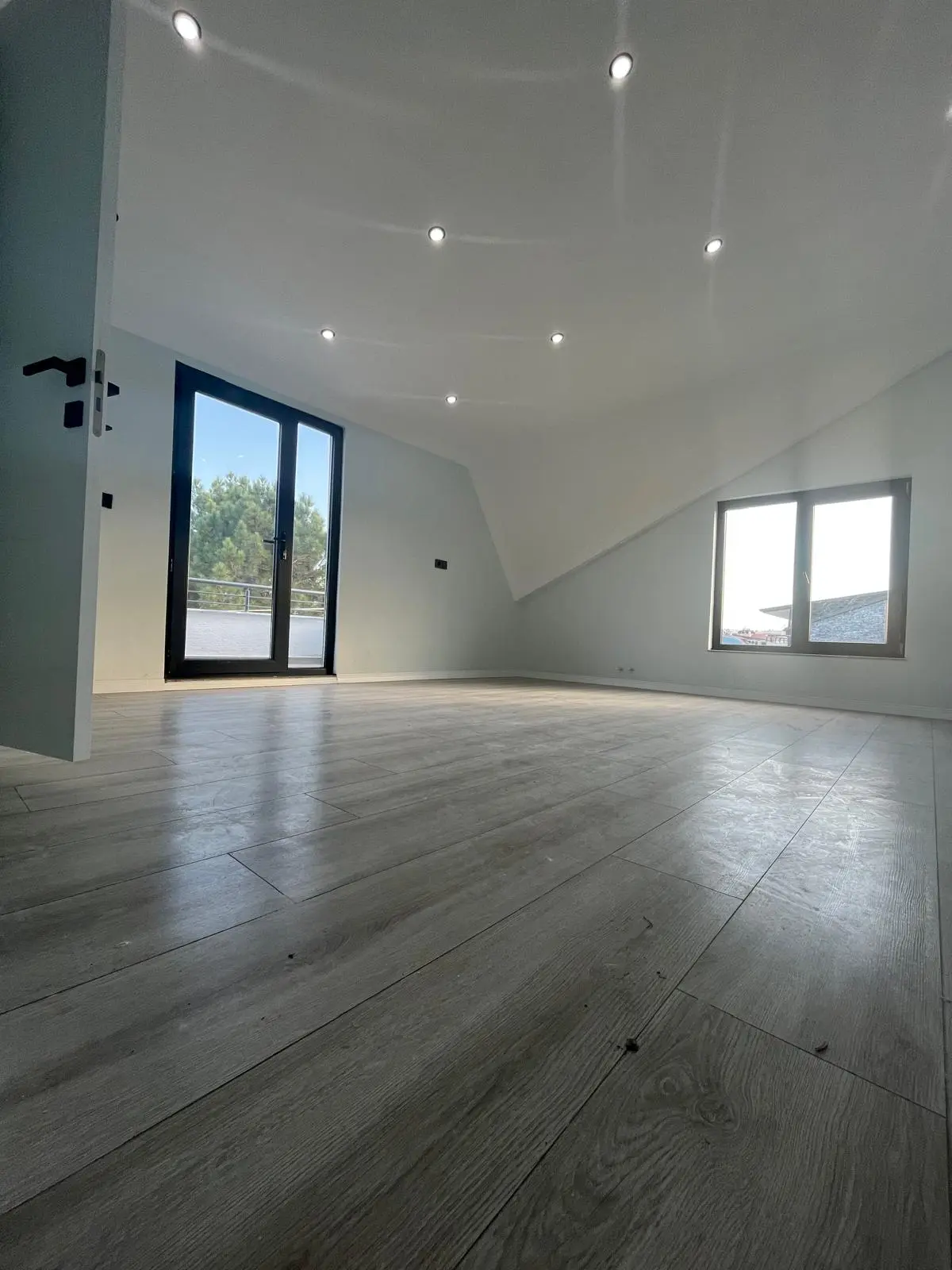 Okul ve Markete Komşu, Denize Yakın, Peyzajlı Köşe Parsel 3+1 Villa