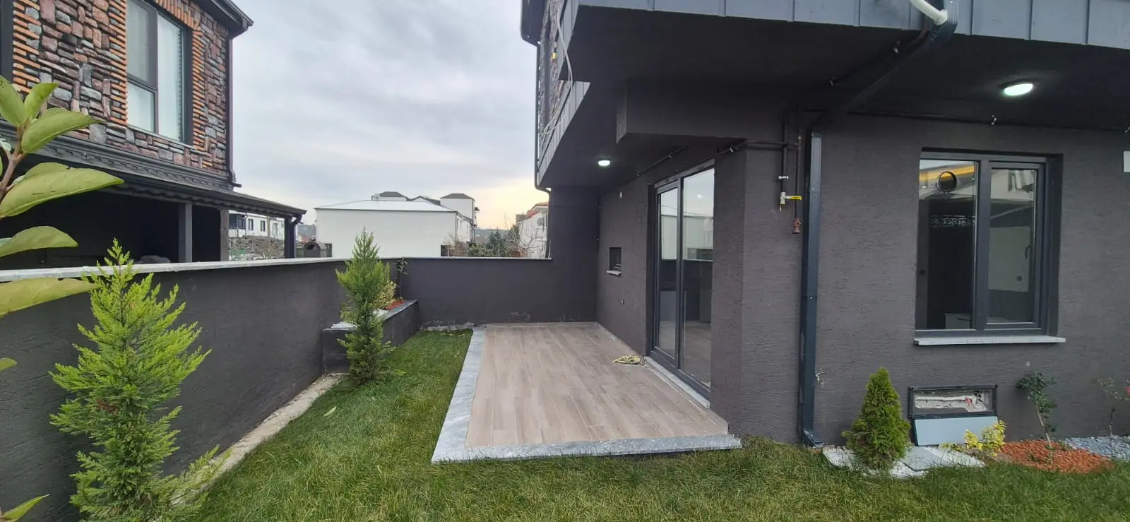 Denize Adımlar Mesafesinde, Villa Konforunda Lüks 3+1 – Merkezi Lokasyon