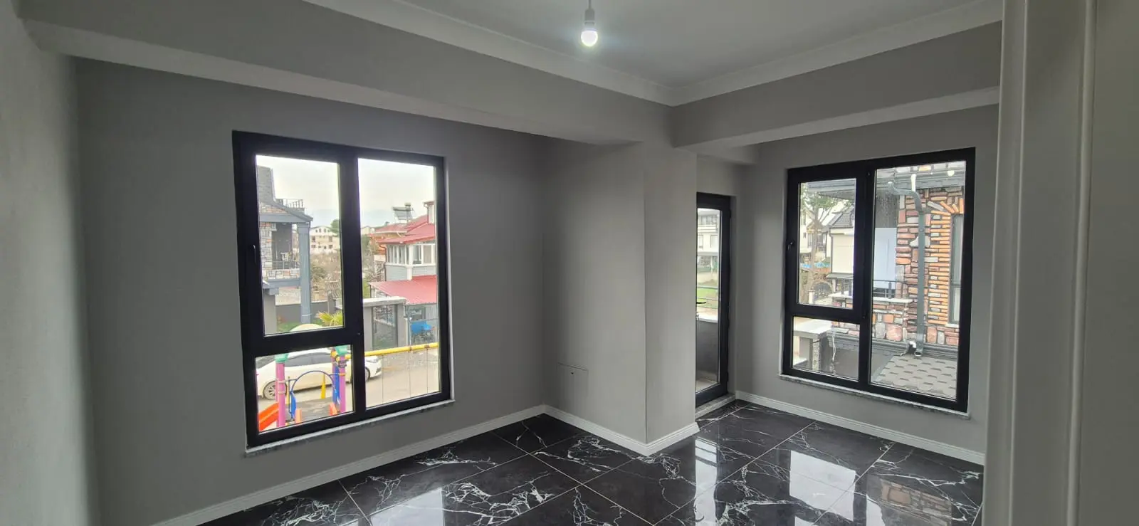 Denize Adımlar Mesafesinde, Villa Konforunda Lüks 3+1 – Merkezi Lokasyon