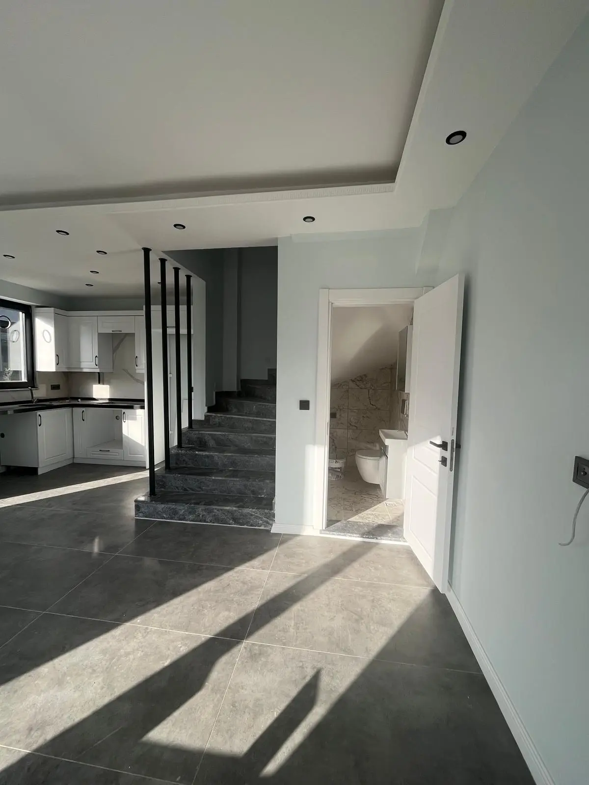 Ana Cadde Üzeri, Köşe Parsel, Okul ve Market Yanı 3+1 Lüks Villa